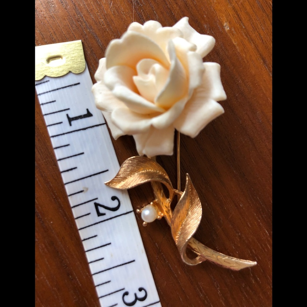 Vintage Judy Lee Cream Resin and pearl brooch
